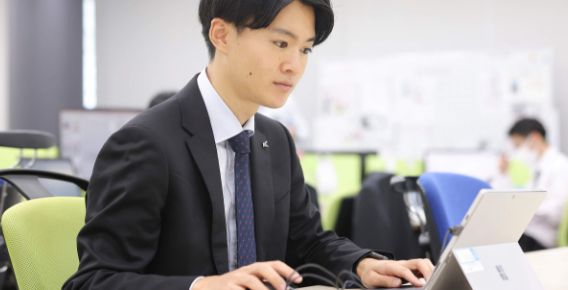 業務中の男性社員