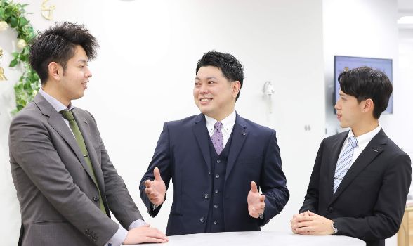 社長と会話する不動産営業の男性社員